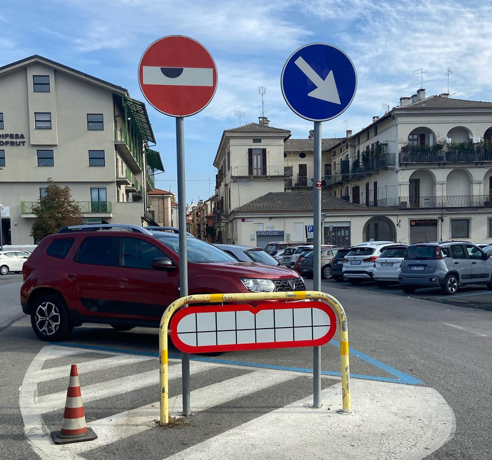 clet abraham picame segnali stradali